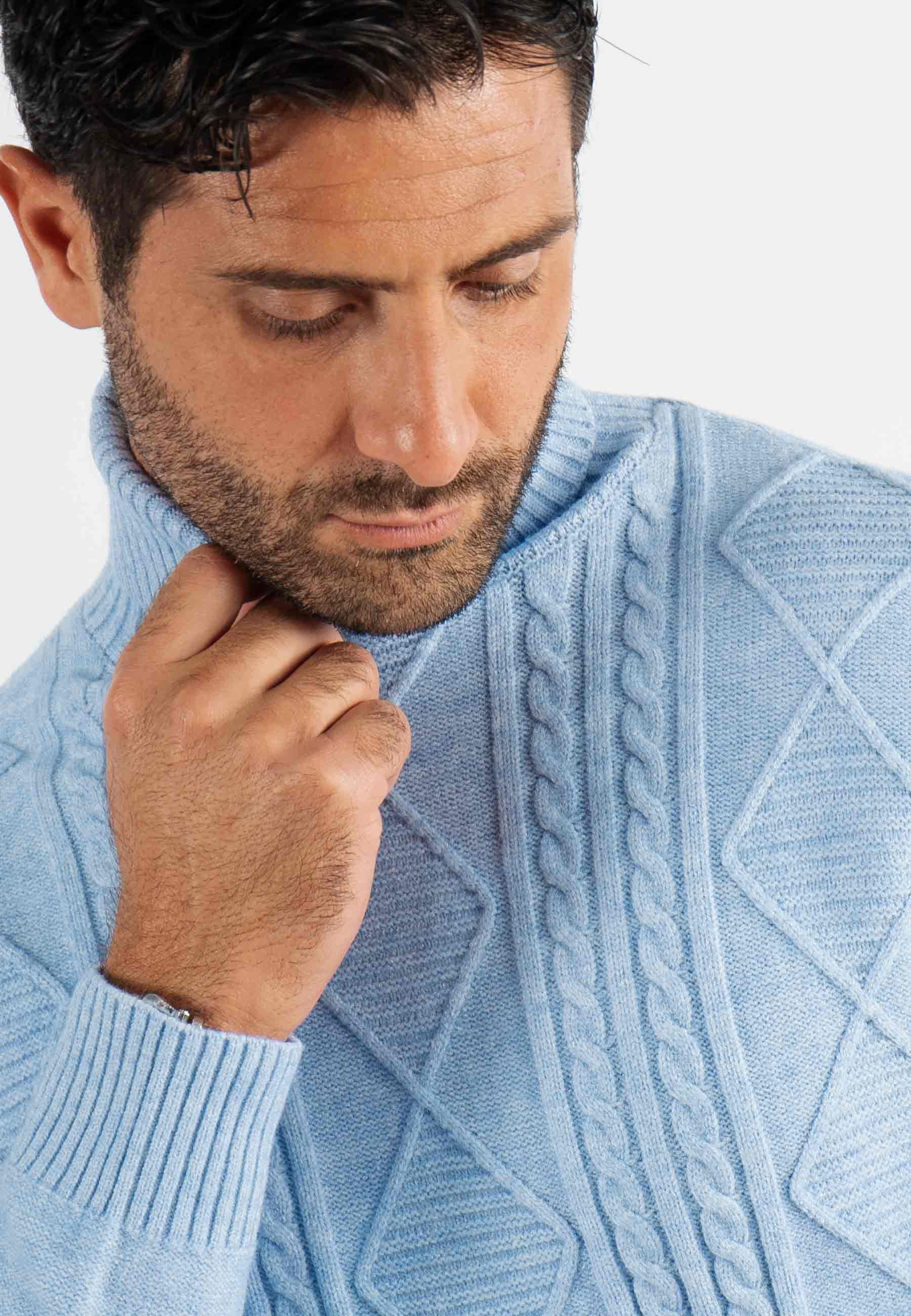 Pull col roulé bleu chiné en cashemere avec motifs tricot torsadé