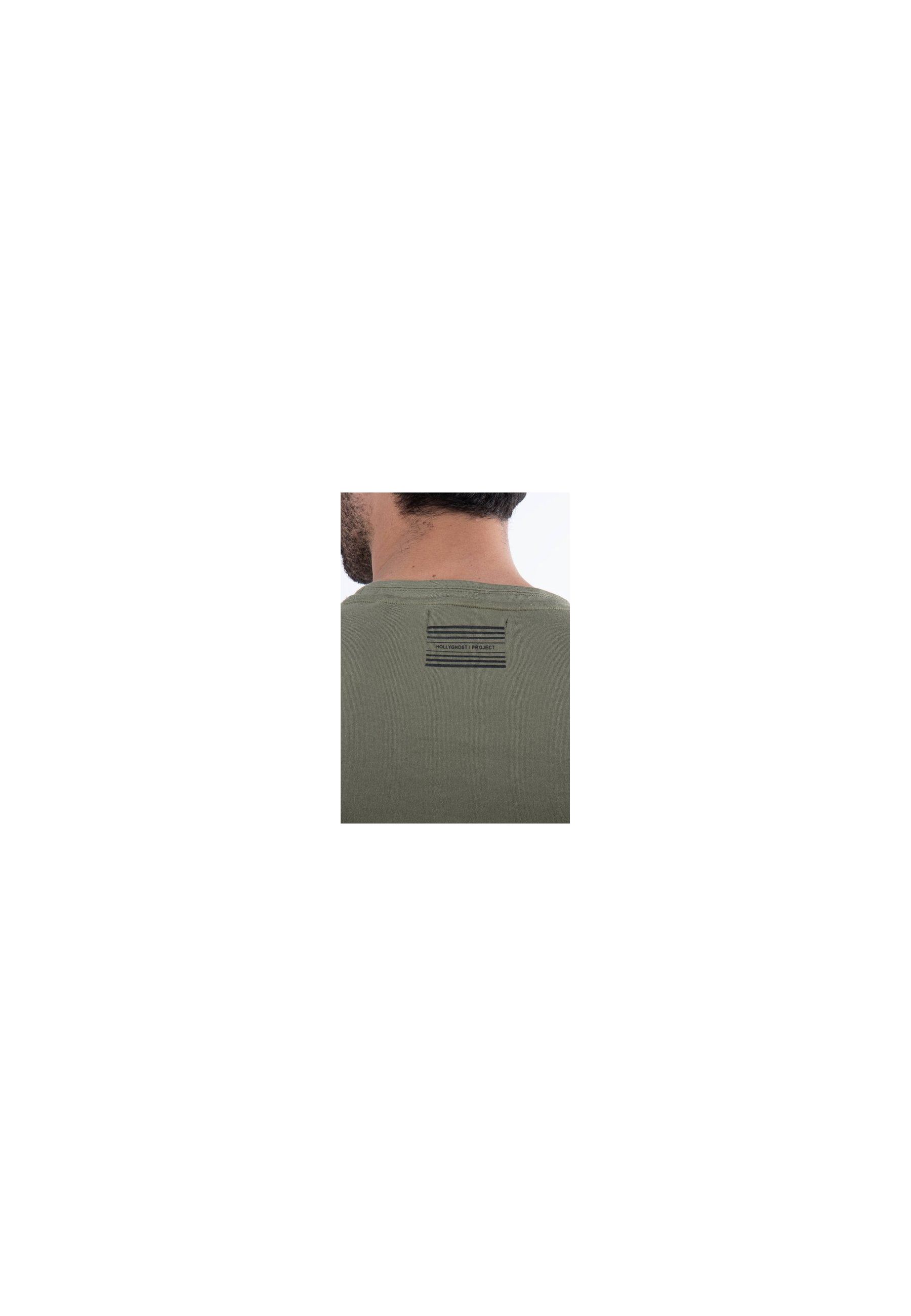 T-shirt kaki avec triangle noir sur poitrine et inscription hollyghost