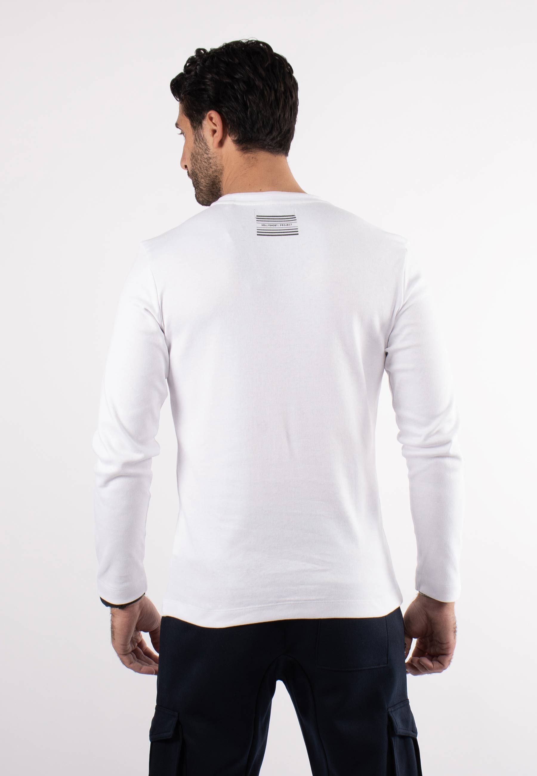 T-shirt blanc avec triangle noir sur poitrine et inscription hollyghost
