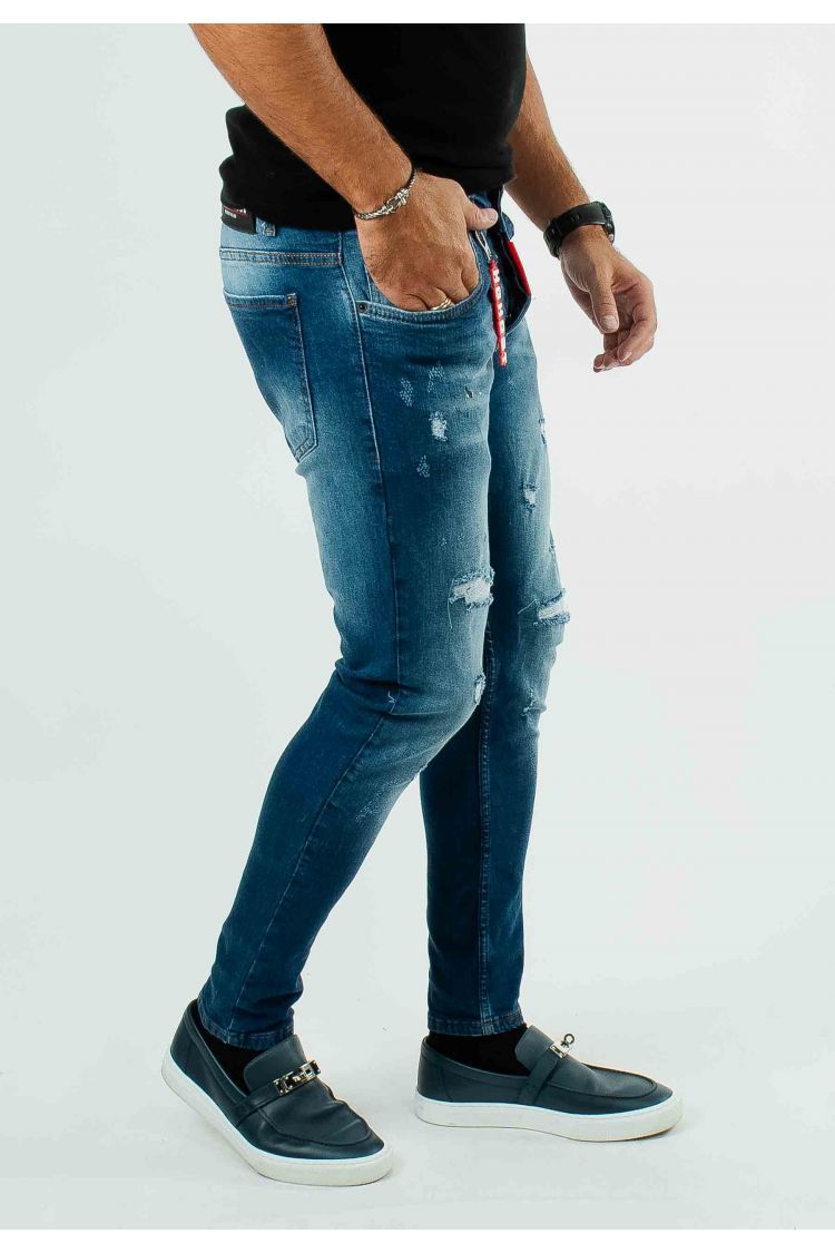 Jean bleu avec détails marque et trous