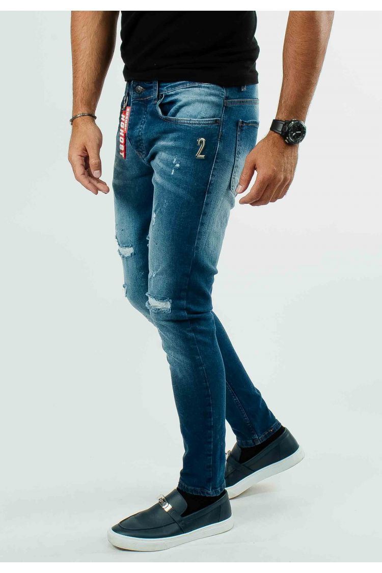 Jean bleu avec détails marque et trous