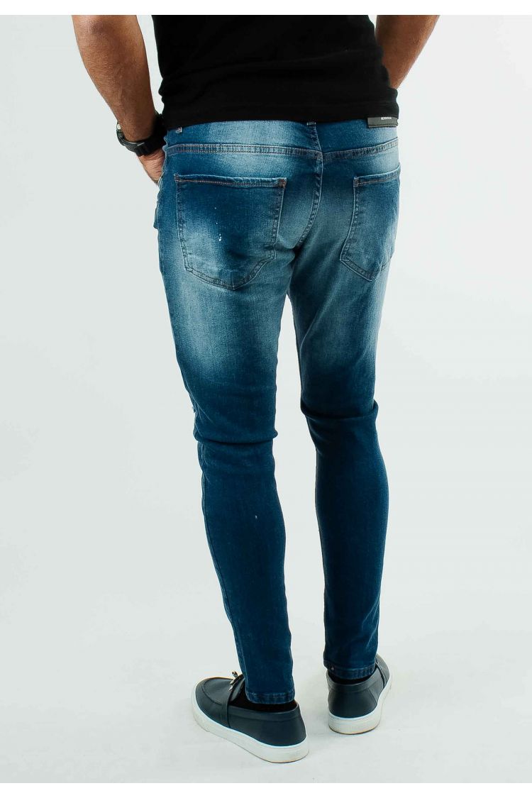 Jean bleu avec détails marque et trous