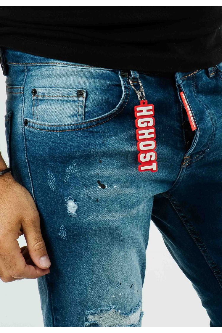 Jean bleu avec détails marque et trous