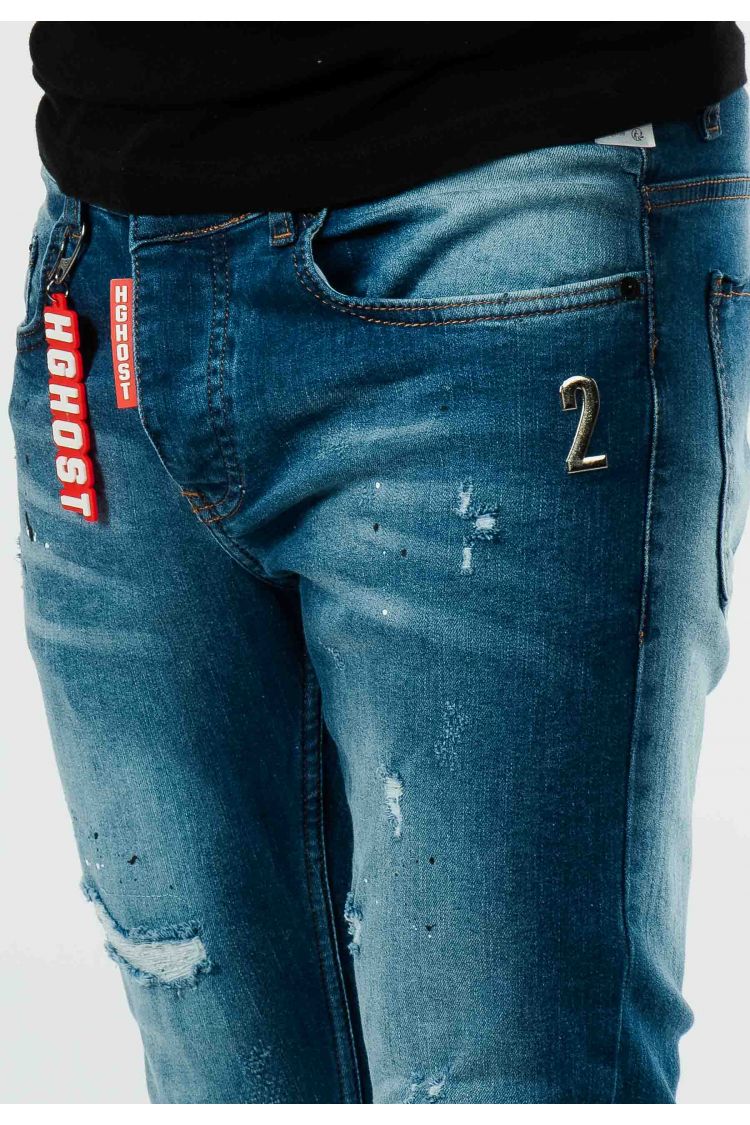 Jean bleu avec détails marque et trous