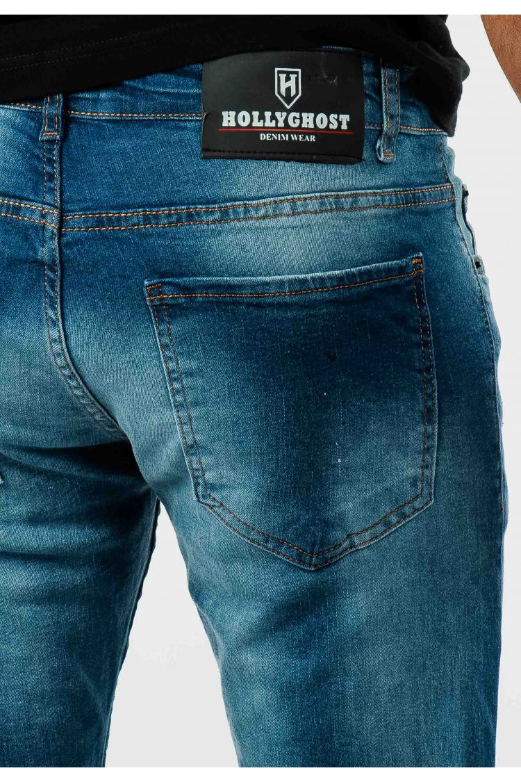 Jean bleu avec détails marque et trous