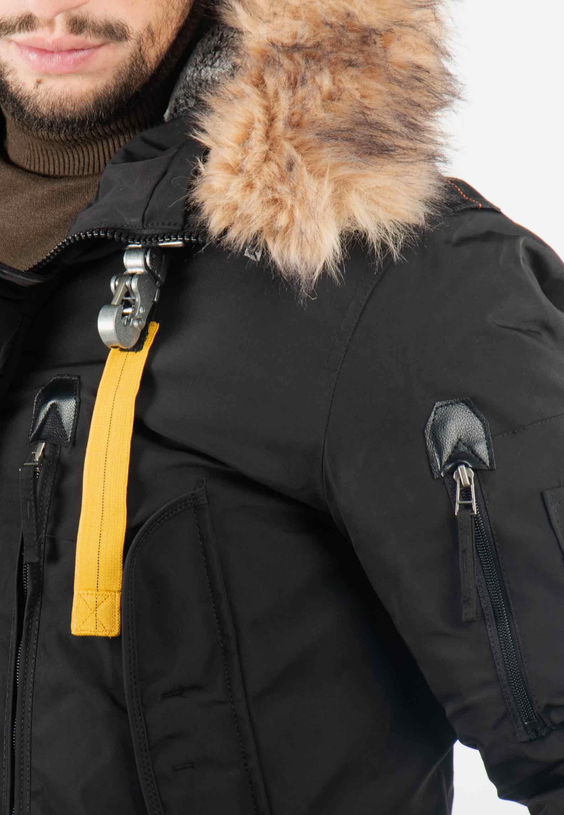 Parka noire ultra-fonctionnelle avec capuche fourrée