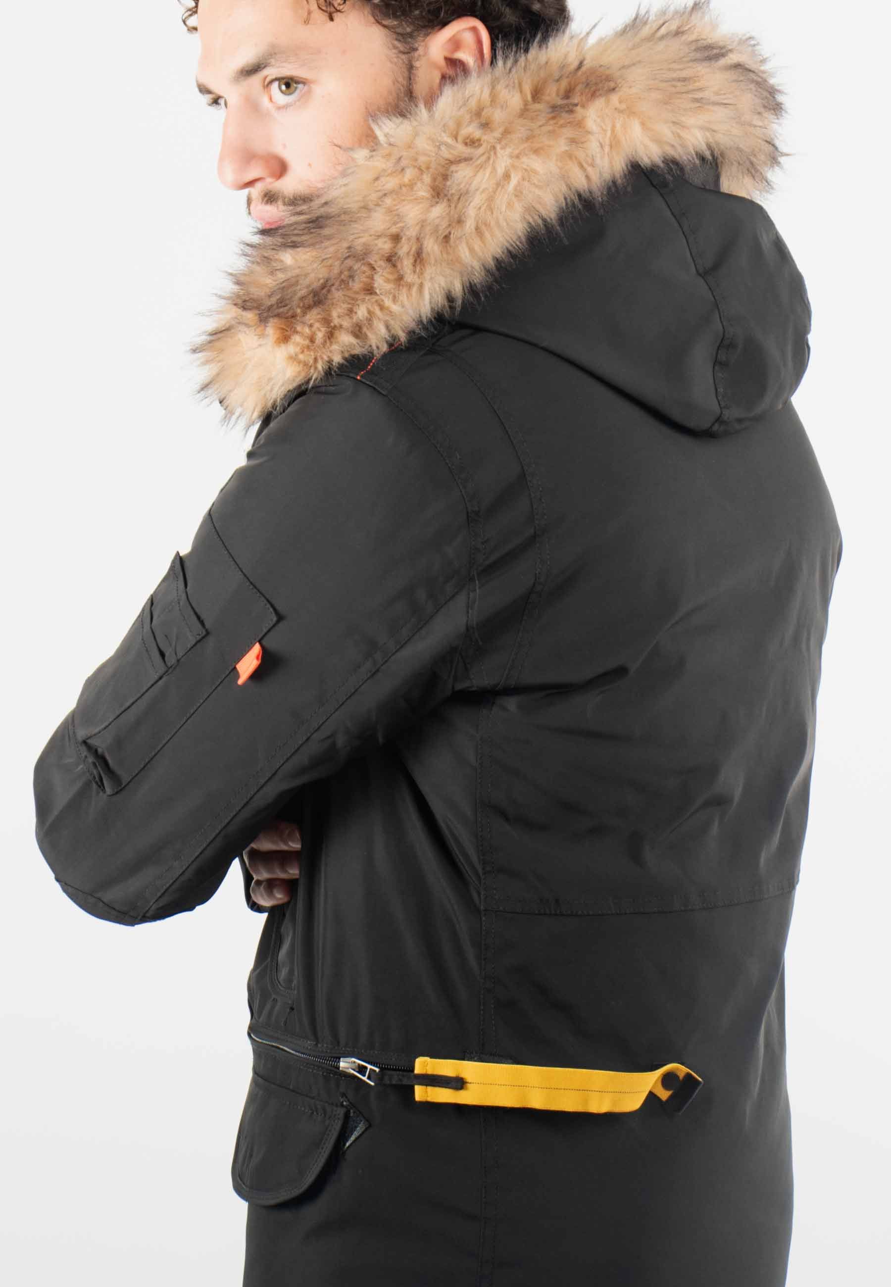 Parka noire ultra-fonctionnelle avec capuche fourrée