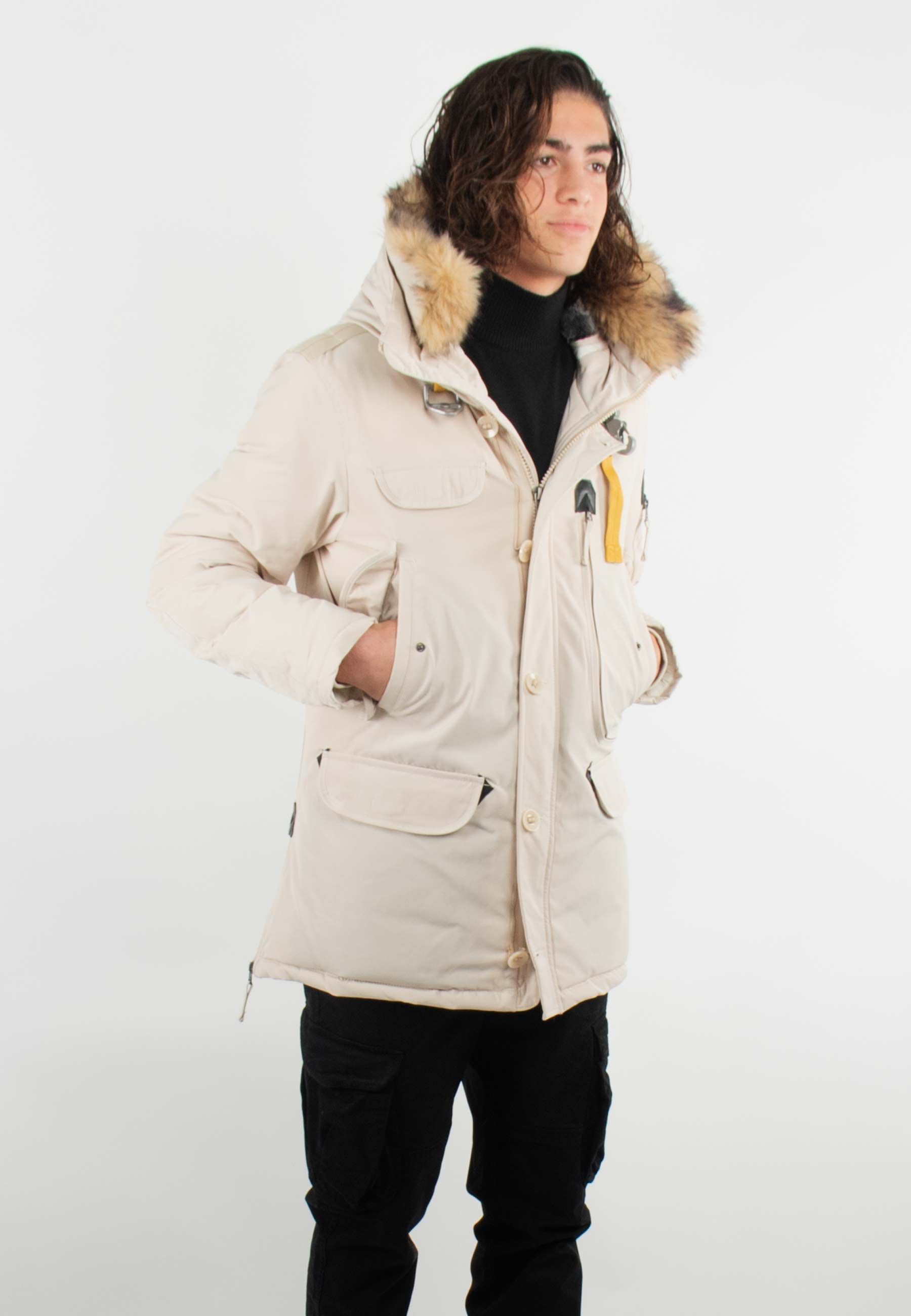 Parka beige ultra-fonctionnelle avec capuche fourrée