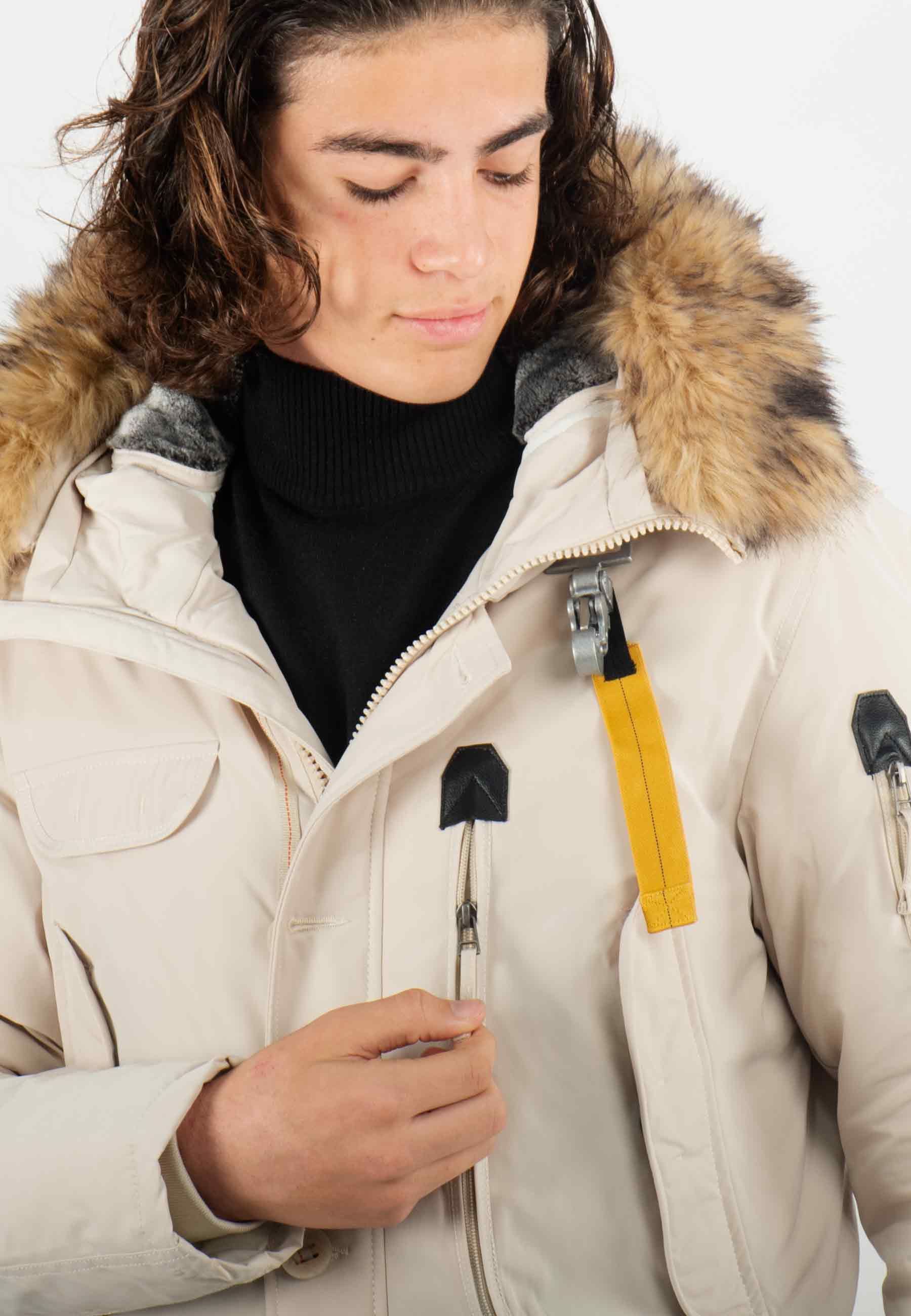 Parka beige ultra-fonctionnelle avec capuche fourrée