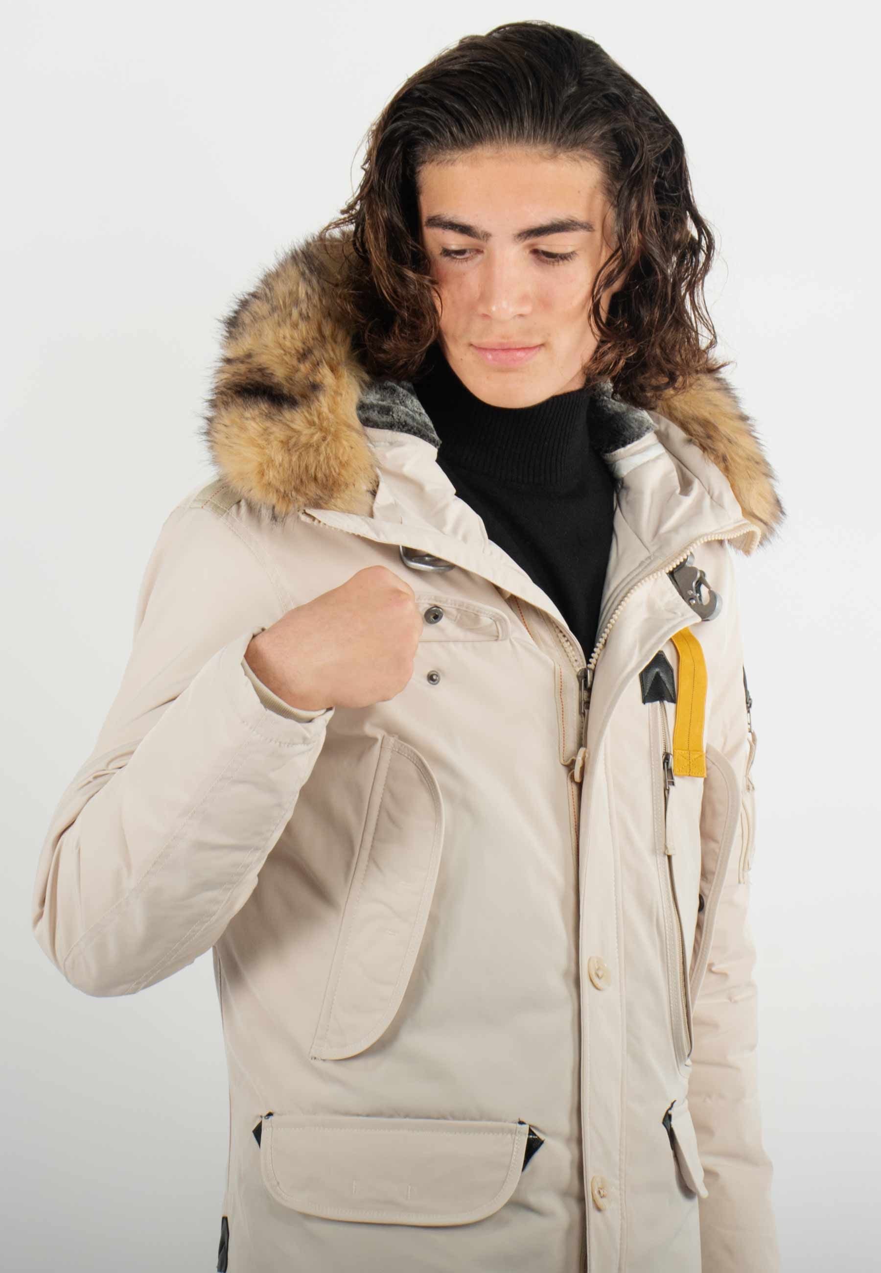 Parka beige ultra-fonctionnelle avec capuche fourrée