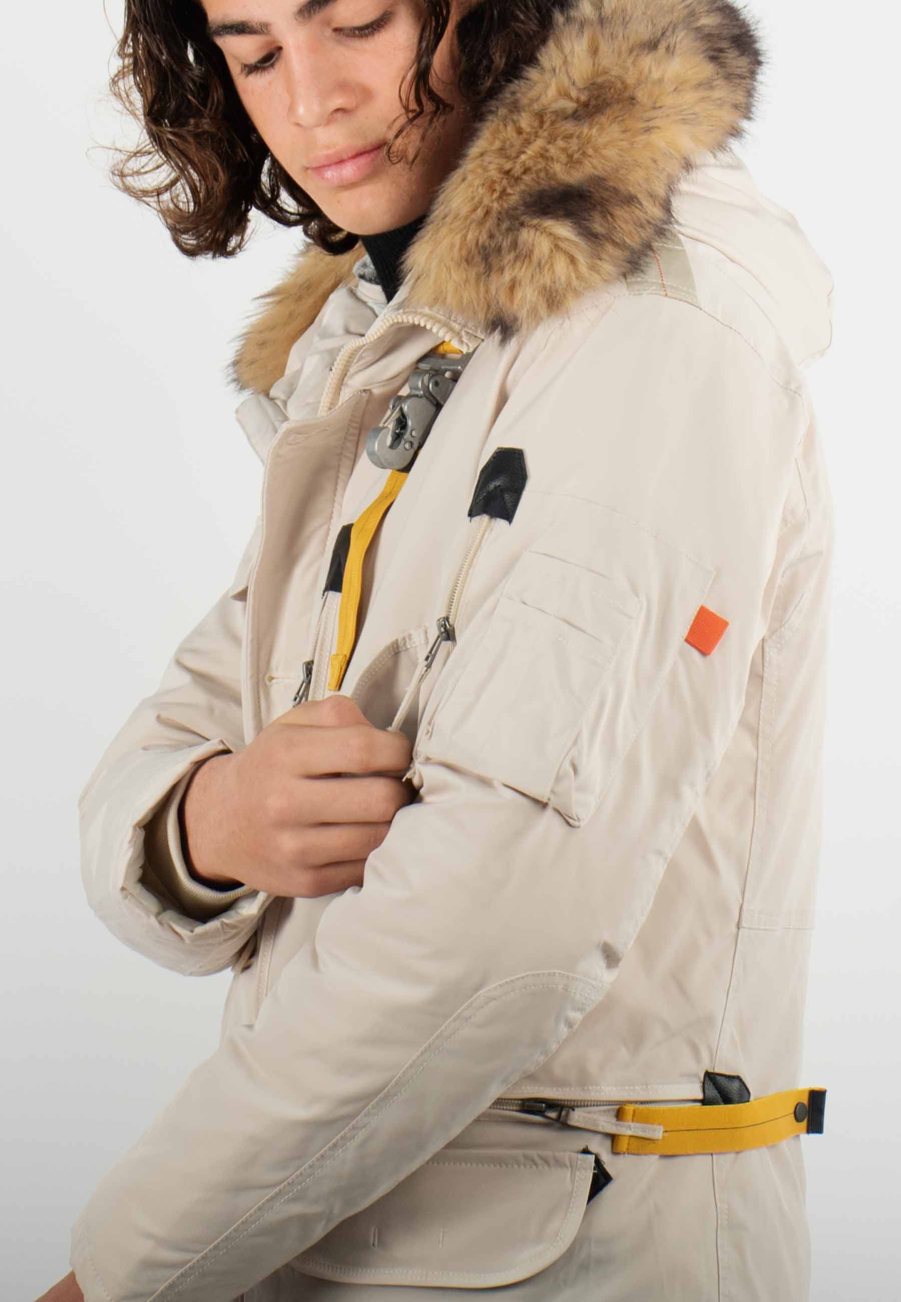 Parka beige ultra-fonctionnelle avec capuche fourrée