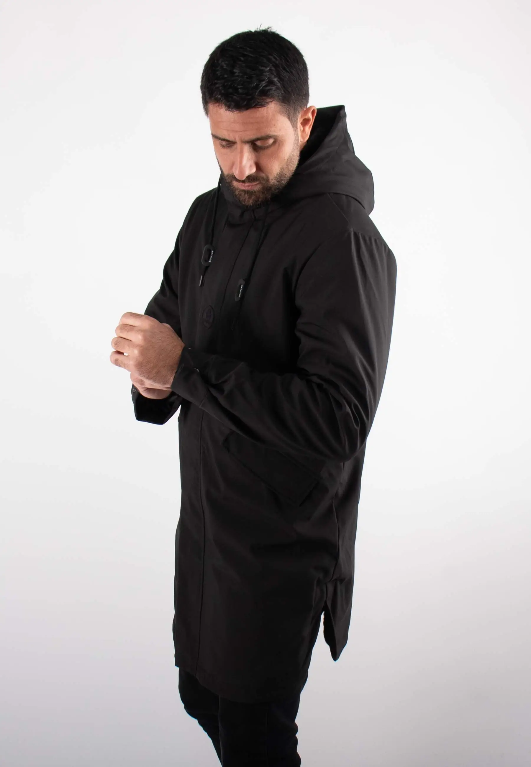 Parka Mi-Longue Homme Mazalito – Noir, Minimaliste et Élégante