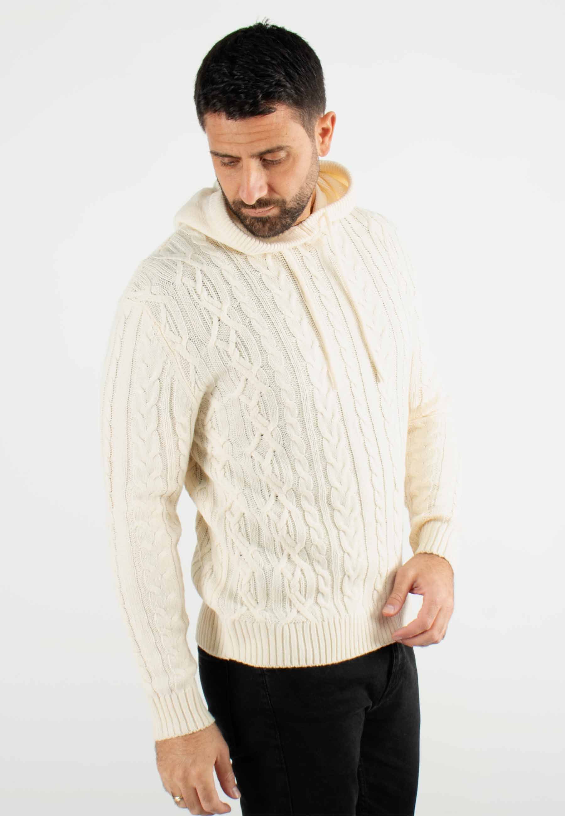 Pull torsadé avec capuche ecru
