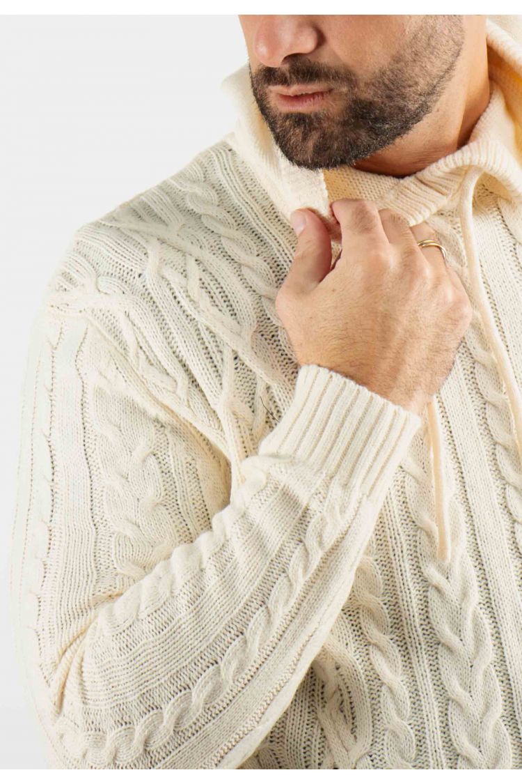 Pull torsadé avec capuche ecru