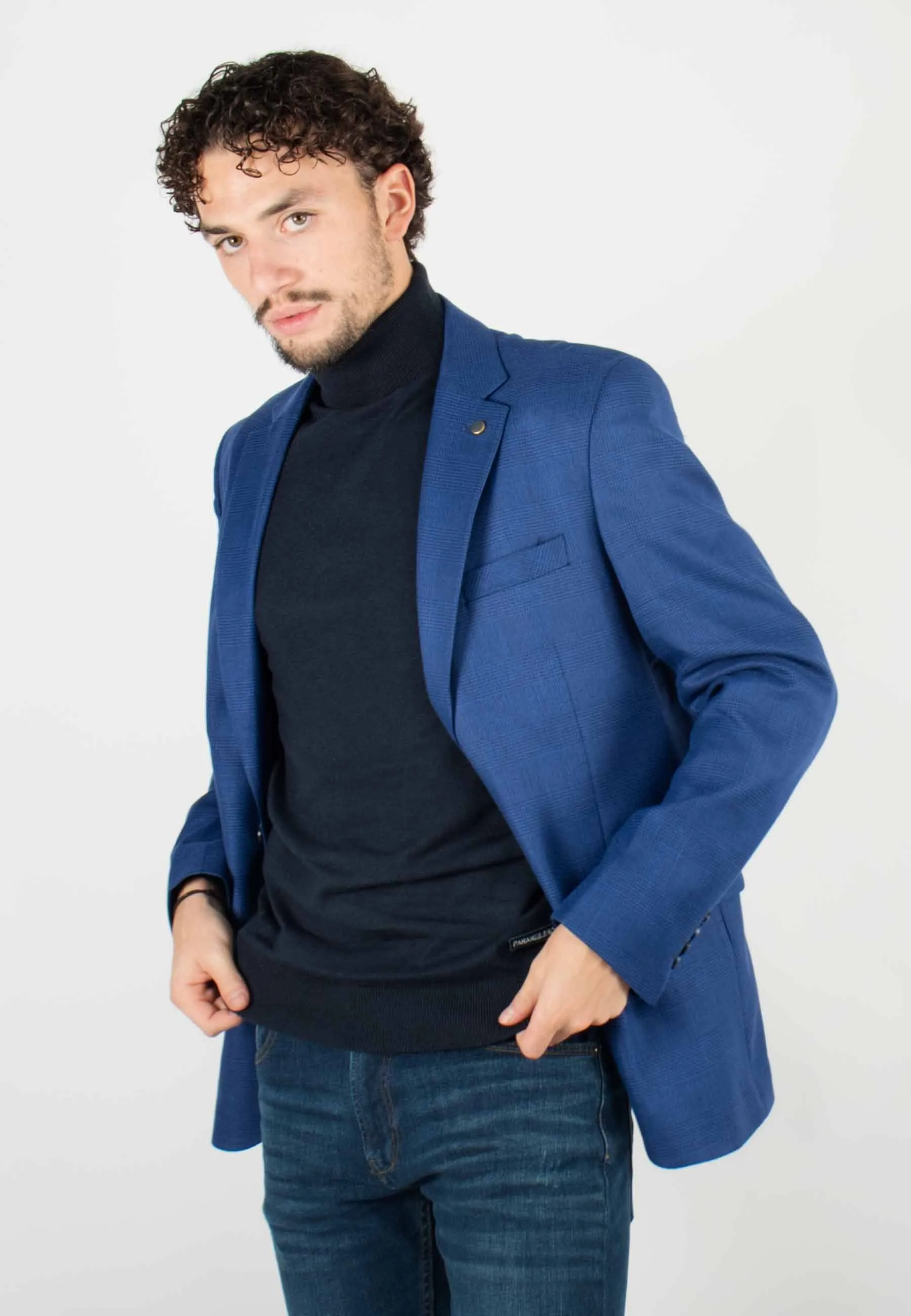 Veste de costume bleu royal à carreaux blancs discrets, chic et moderne